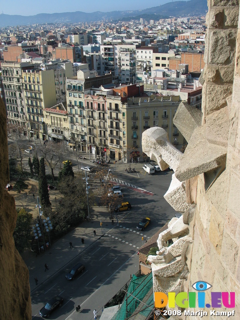 20857 Statue looking down on Barcelona